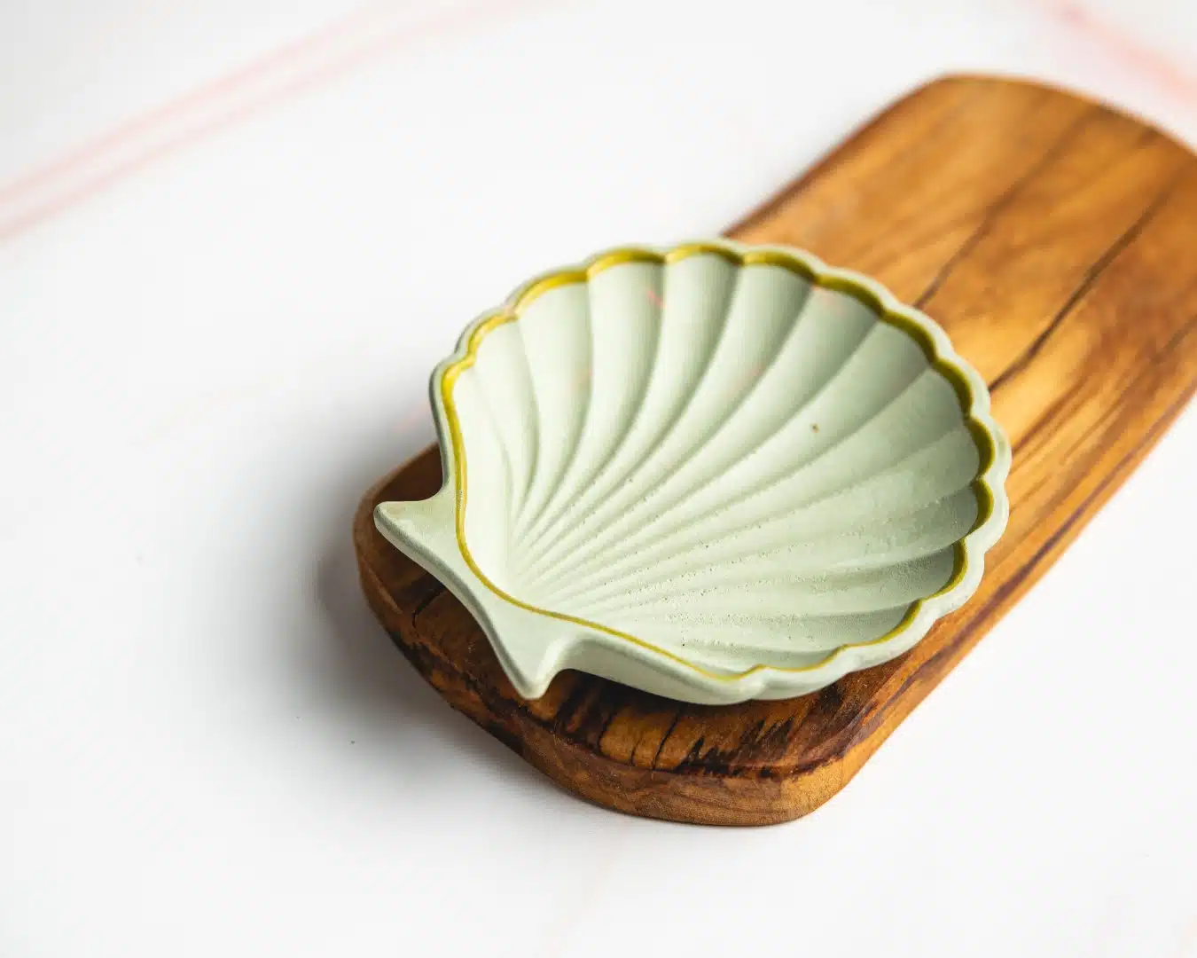 צלוחית בטון בצורת צדפה במבע ירוק מעוטר בפס זהב