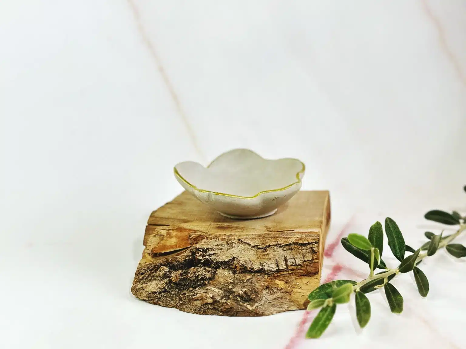 צלוחית בטון פרח אפורה