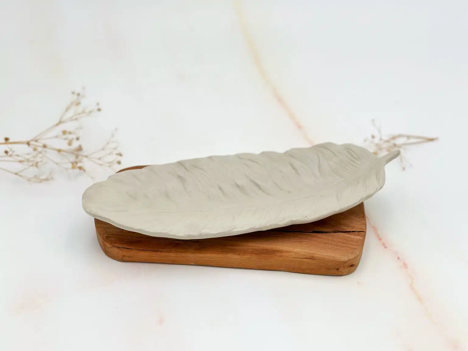 צלוחית בטון נוצה