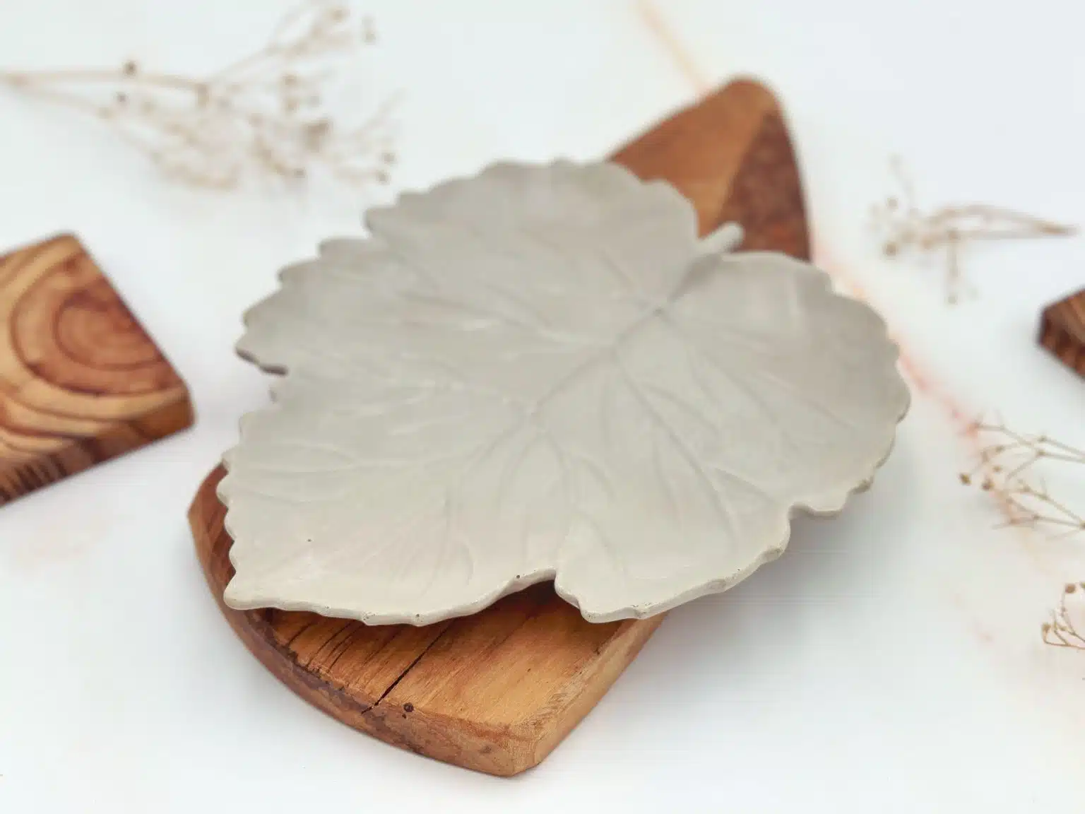 צלוחית בטון עלה