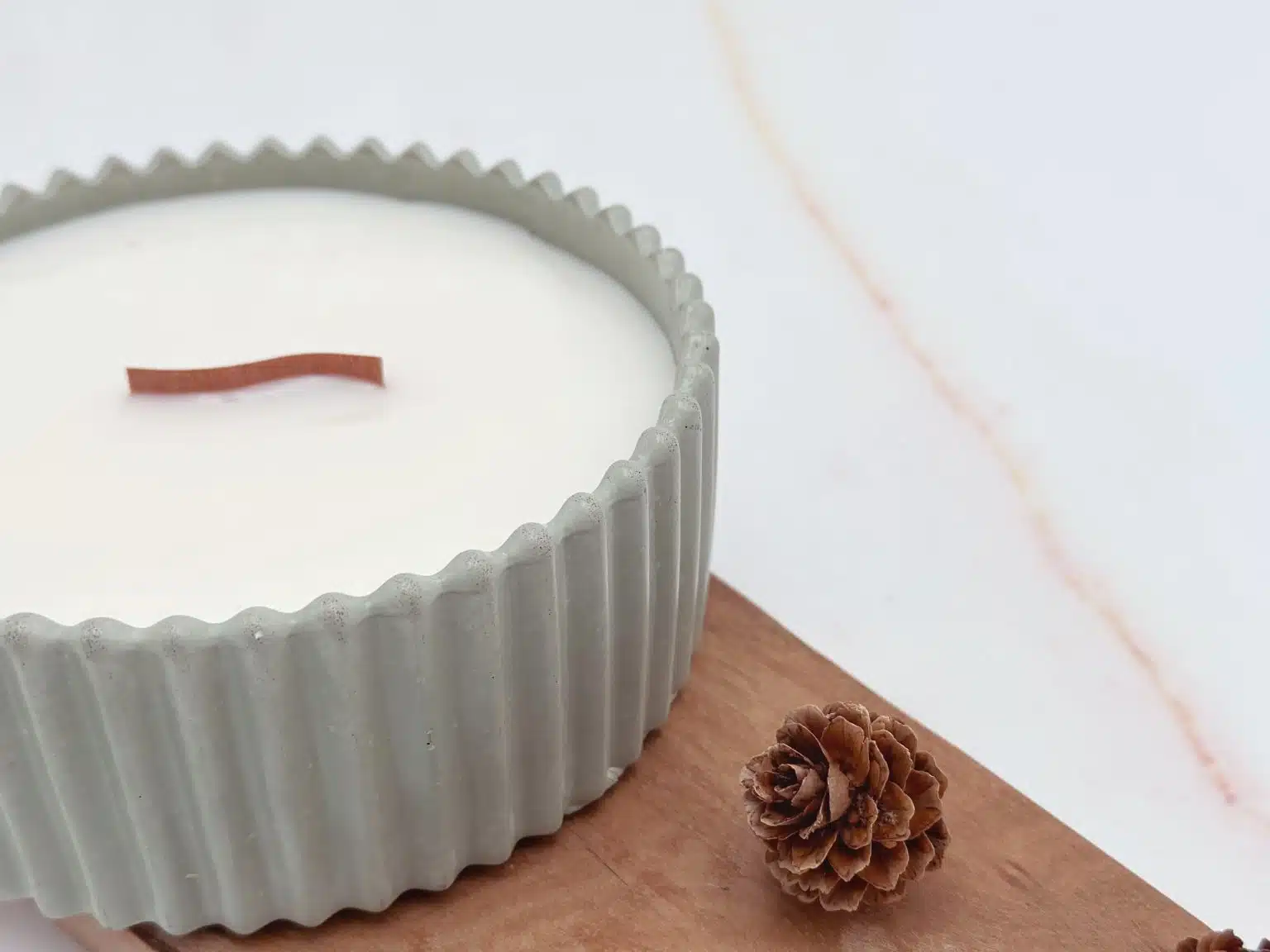 נר טבעי בכלי בטון