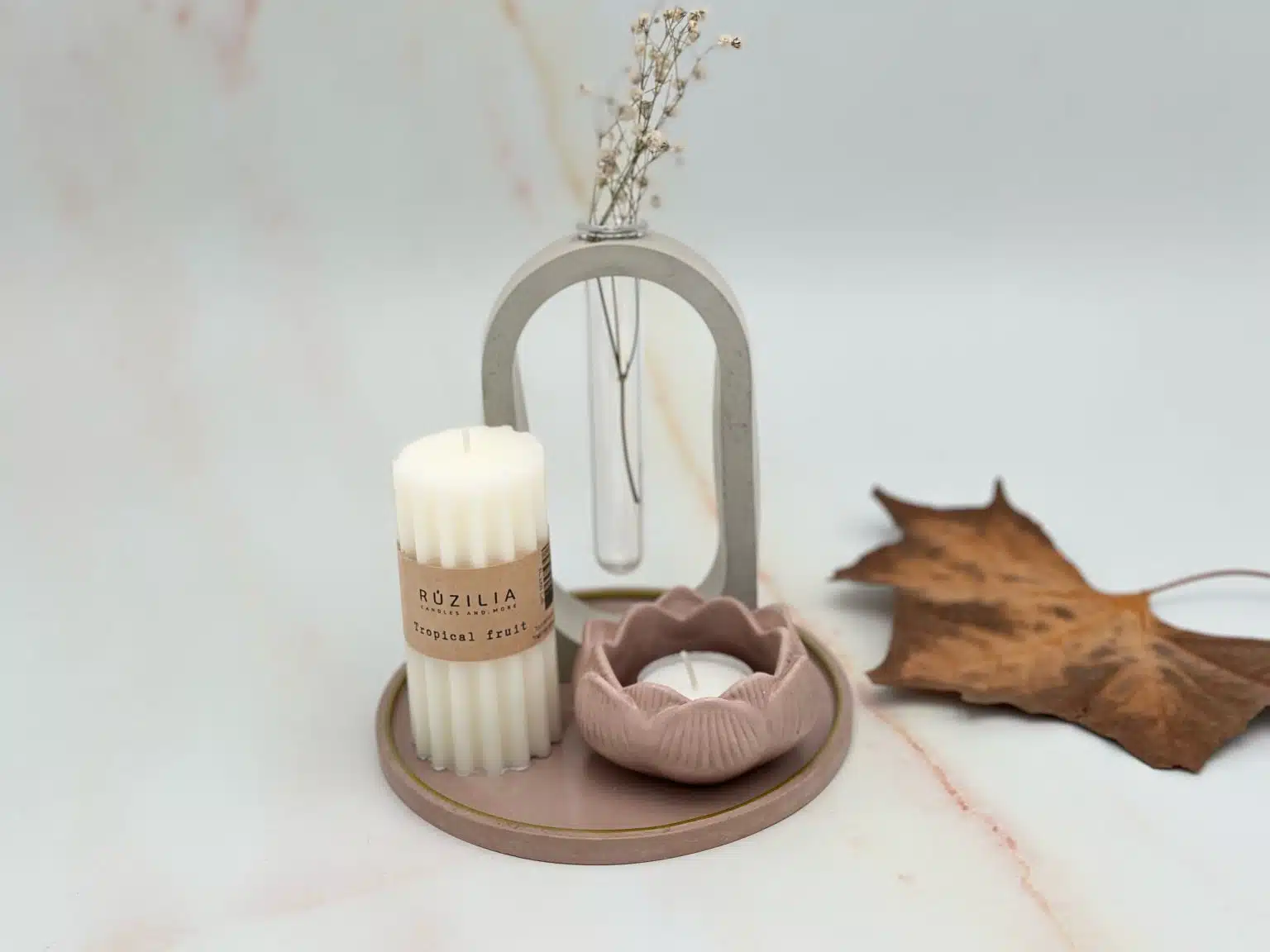 כלי בטון מעוצב ונר טבעי