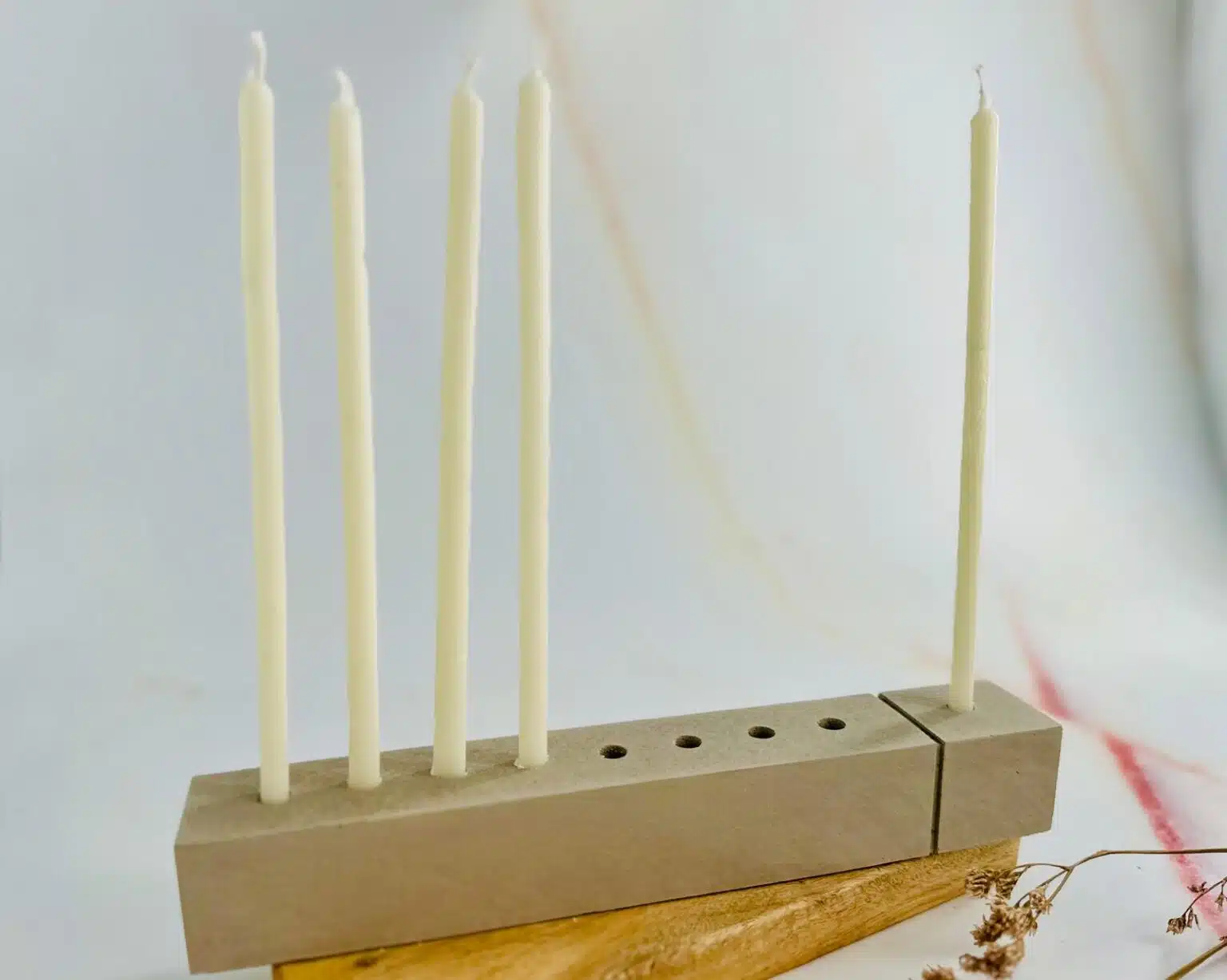 חנוכית בטון