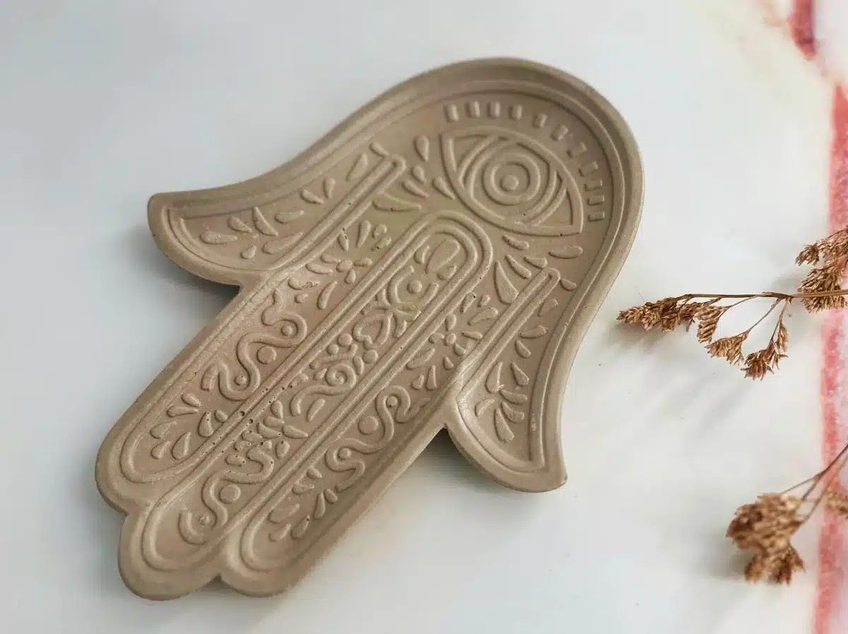 צלוחית חמסה בטון